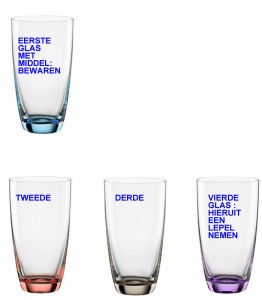4 glazen met tekst